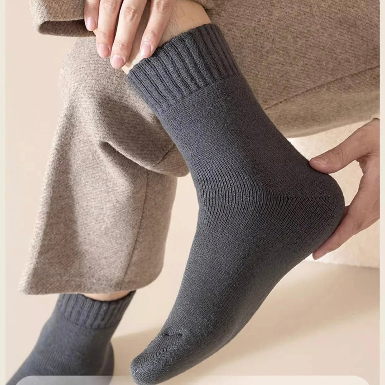🔥🦶 HotFeet Arctic Thermal Wool Socks (Unisex) - Stay toasty on extreme cold 🧊🌡️